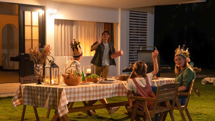 Niet vanzelfsprekend: De verlichting kan warm wit zijn, wat over het algemeen aangenamer is dan koel wit. (Afbeeldingsbron: Reolink)