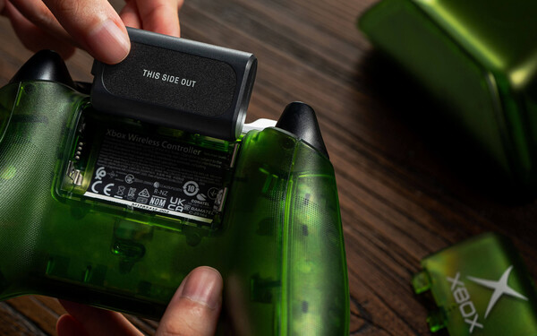 Het oplaadstation wordt geleverd met een draadloze oplaadbare batterij voor de Xbox-controller.