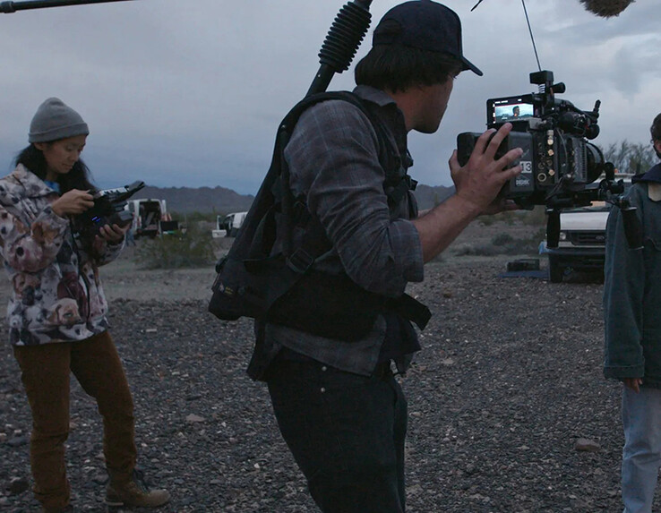 Chloé Zhao op de set van Nomadland (Beeldbron: IndieWire )
