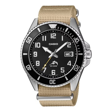 Casio Duro MDV106C-9AV duikhorloge met een zwarte wijzerplaat, opvallende Arabische cijfers, zwarte lunette, roestvrijstalen kast, lichtbruine stoffen band en bijpassende gele secondewijzer.