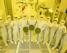 Samsungs 3 nm halfgeleiderchipwafers getoond door fabrieksarbeiders (Beeldbron: Samsung)