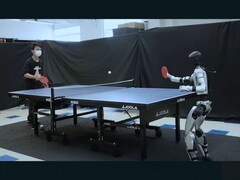Een Unitree G1 robot uitgerust met HITTER speelt tafeltennis (Afbeeldingsbron: Hybrid Robotics via YouTube; bewerkt screenshot)