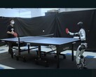 Een Unitree G1 robot uitgerust met HITTER speelt tafeltennis (Afbeeldingsbron: Hybrid Robotics via YouTube; bewerkt screenshot)