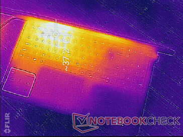 Geen ventilatie langs de zijkanten of achterkant van het chassis. In plaats daarvan wordt warme lucht naar boven afgevoerd, naar de voorkant van het scherm