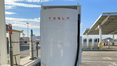 De Megacharger-paal van Tesla (afbeelding: RodneyaKent/X)