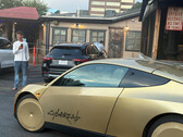Een Cybercab-robotaxi stopt bij Terry Black's in Austin, Texas