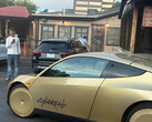 Een Cybercab-robotaxi stopt bij Terry Black's in Austin, Texas