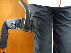 De riemen zwaaien over de dijen (bron: Notebookcheck)