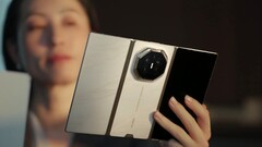 Naast de hoofdkleur paars zal de Huawei Mate XT2 ook verkrijgbaar zijn in goud/wit en goud/zwart.