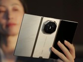 Naast de hoofdkleur paars zal de Huawei Mate XT2 ook verkrijgbaar zijn in goud/wit en goud/zwart.