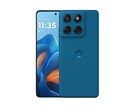 De Motorola Edge 60 Fusion in Pantone Mykonos Blue is de vierde kleuroptie waarin de telefoon gekocht kan worden. (Afbeeldingsbron: Motorola)