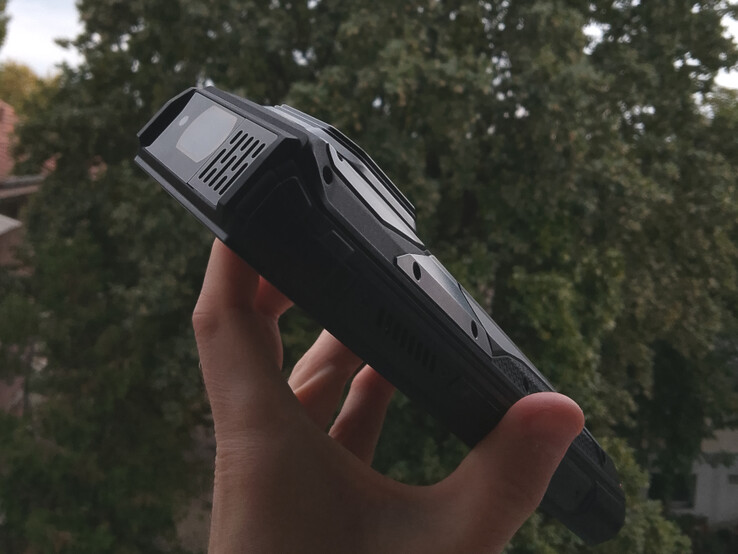 Het bovenste gedeelte van de behuizing is dikker dan de rest omdat hier de projector, camera's en een minuscule ventilator zijn ondergebracht (Afbeeldingsbron: Sergey Tarasov - Notebookcheck)