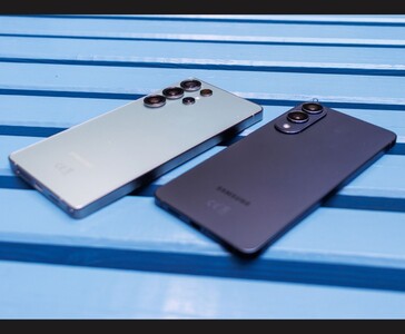 Samsung Galaxy S25 Ultra en Galaxy S25 Edge naast elkaar geplaatst op een blauwe bank, waarbij hun cameramodules en slanke metalen bouw benadrukt worden (Afbeelding bron: Notebookcheck)