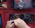 Steam Deck OLED middendemontage. (Afbeelding bron: SlickBuys Mods and Repairs)