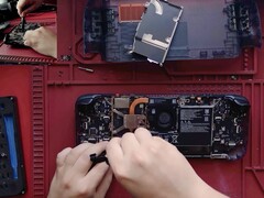 Steam Deck OLED middendemontage. (Afbeelding bron: SlickBuys Mods and Repairs)