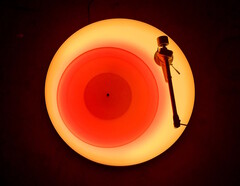 Brian Eno heeft zijn 20.000 pond limited-edition 2024 Turntable II uitgebracht bij Paul Stolper Gallery, een opvolger van zijn iconische 2021 Turntable I. (Bron: Paul Stolper Gallery)