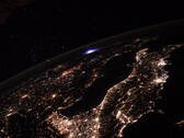 Een beeld van de aarde genomen vanuit het ISS, waarop een onweersbui in de verte te zien is. (Afbeeldingsbron: Flickr/CC/ESA/NASA-T. Pesquet)