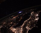 Een beeld van de aarde genomen vanuit het ISS, waarop een onweersbui in de verte te zien is. (Afbeeldingsbron: Flickr/CC/ESA/NASA-T. Pesquet)