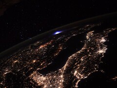 Een beeld van de aarde genomen vanuit het ISS, waarop een onweersbui in de verte te zien is. (Afbeeldingsbron: Flickr/CC/ESA/NASA-T. Pesquet)