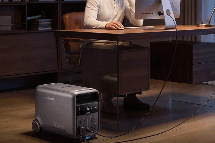 Er zijn 240V- en camperaansluitingen, naast standaardstopcontacten, USB-A en een USB-C-poort van 100W.