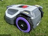 Achterkant van de robotmaaier, handgreep aan de onderkant