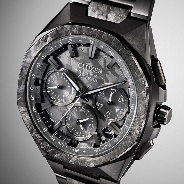 Het volledig zwarte Attesa Satellite Wave GPS-horloge van Citizen is voorzien van een achthoekige lunette met een opvallende titaniumafwerking in kristalpatroon.