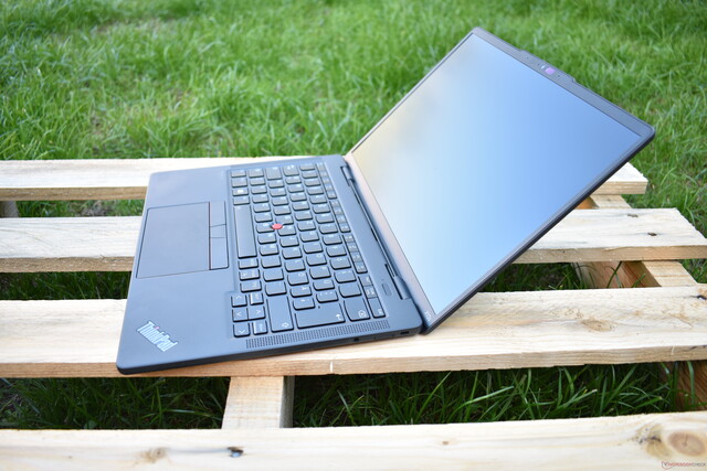 De X13s Gen 1 is een van de zeer, zeer weinige Windows on ARM-laptops die we kennen (Afbeelding bron: Notebookcheck)