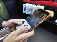 De nieuwe controller wordt vastgeklikt aan de onderkant van een telefoon, waardoor het een Game Boy-achtige handheld wordt. (Afbeeldingsbron: @yoshivesmovie op X)