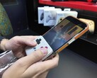 De nieuwe controller wordt vastgeklikt aan de onderkant van een telefoon, waardoor het een Game Boy-achtige handheld wordt. (Afbeeldingsbron: @yoshivesmovie op X)