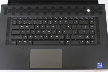 Dell heeft de toetsenbordindeling aangepast door de NumPad en speciale macrotoetsen weg te laten ten gunste van grotere pijltoetsen en meer ventilatieroosters