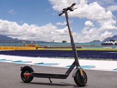 De Shell RIDE SR-5S e-scooter heeft een topsnelheid van 20 mph (~32 kph). (Afbeelding bron: Shell RIDE)