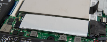 Een blik op de Samsung PM981, beschermd door een folie.