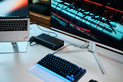 Een Aorus RTX 5060 Ti AI Box eGPU is aangesloten op een Lenovo ThinkPad X9-laptop waarop Cyberpunk 2077 op een externe monitor wordt uitgevoerd.