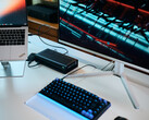 Een Aorus RTX 5060 Ti AI Box eGPU is aangesloten op een Lenovo ThinkPad X9-laptop waarop Cyberpunk 2077 op een externe monitor wordt uitgevoerd.
