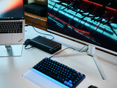 Een Aorus RTX 5060 Ti AI Box eGPU is aangesloten op een Lenovo ThinkPad X9-laptop waarop Cyberpunk 2077 op een externe monitor wordt uitgevoerd.