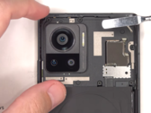 Een Edge 30 Ultra wordt uit elkaar gehaald. (Bron: PBKReviews)