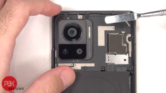 Een Edge 30 Ultra wordt uit elkaar gehaald. (Bron: PBKReviews)