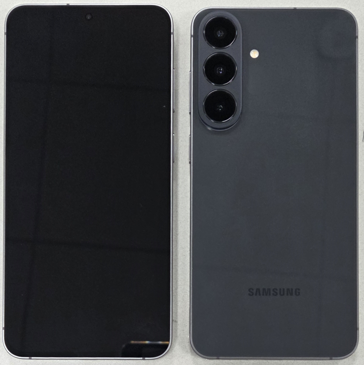 Vergeleken met de Galaxy A57 gaat de nieuwe camerastrip van de Galaxy S26 FE helemaal tot aan de rand.