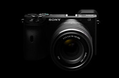 Over minder dan een maand zou er een spannende vervanger voor Sony's Alpha a6600 aangekondigd kunnen worden (Afbeelding bron: Sony)