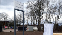 De nieuwe laders zijn voorzien van nieuwe Tesla-borden (afbeelding: @fritsvanens)