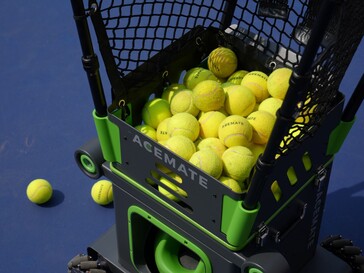 De Acemate S10 Pro-tennisrobot kan maximaal 100 ballen bevatten.