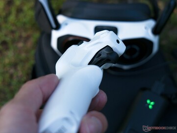 Het systeem bestaat uit de drone, de bril en de afstandsbediening