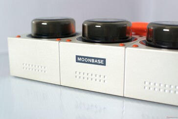 De tekst "Moonbase" aan de ene kant...