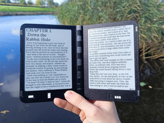 De Diptyx E-reader (afbeelding) regelt opladen en bestandsoverdracht via USB-C. (Afbeeldingsbron: u/spacerower via r/ereader)