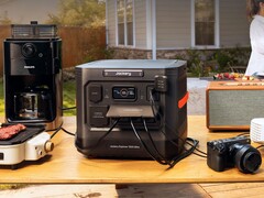 De Jackery Explorer 1500 Ultra energiecentrale levert 1.800W continu vermogen om apparaten en elektronica van stroom te voorzien. (Afbeeldingsbron: Jackery)