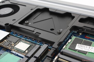 De GPU-module is te zien onder de koeloplossing. Hoewel het niet wordt aanbevolen, is de GPU technisch gezien verwijderbaar