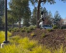 De mensachtige Optimus-robot van Tesla kan nu autonoom over ruw terrein lopen. (Afbeeldingsbron: X / Milan Kovac)