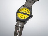 Close-up van de Seiko 5 Sports Field x Honda Motocompo Limited Edition, met de nadruk op de gele wijzerplaat, het Honda-logo en de gegraveerde kroon.