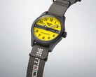 Close-up van de Seiko 5 Sports Field x Honda Motocompo Limited Edition, met de nadruk op de gele wijzerplaat, het Honda-logo en de gegraveerde kroon.