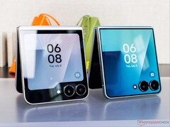 De Galaxy Z Flip 7 (rechts) had een groter coverdisplay dan de Galaxy Z Flip 6 (links).